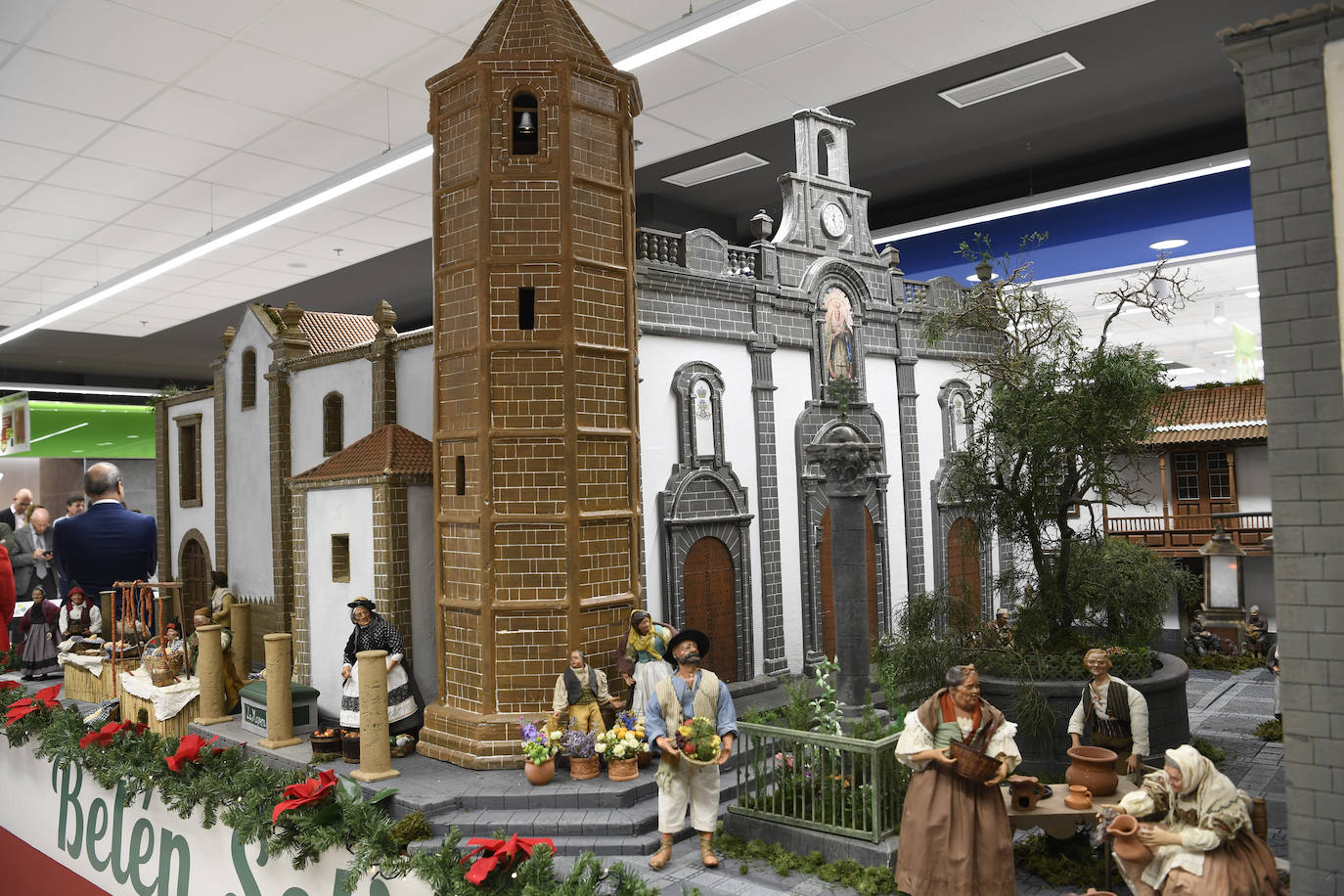 Fotos: HiperDino presenta su Belén, que este año cuenta con 200 piezas