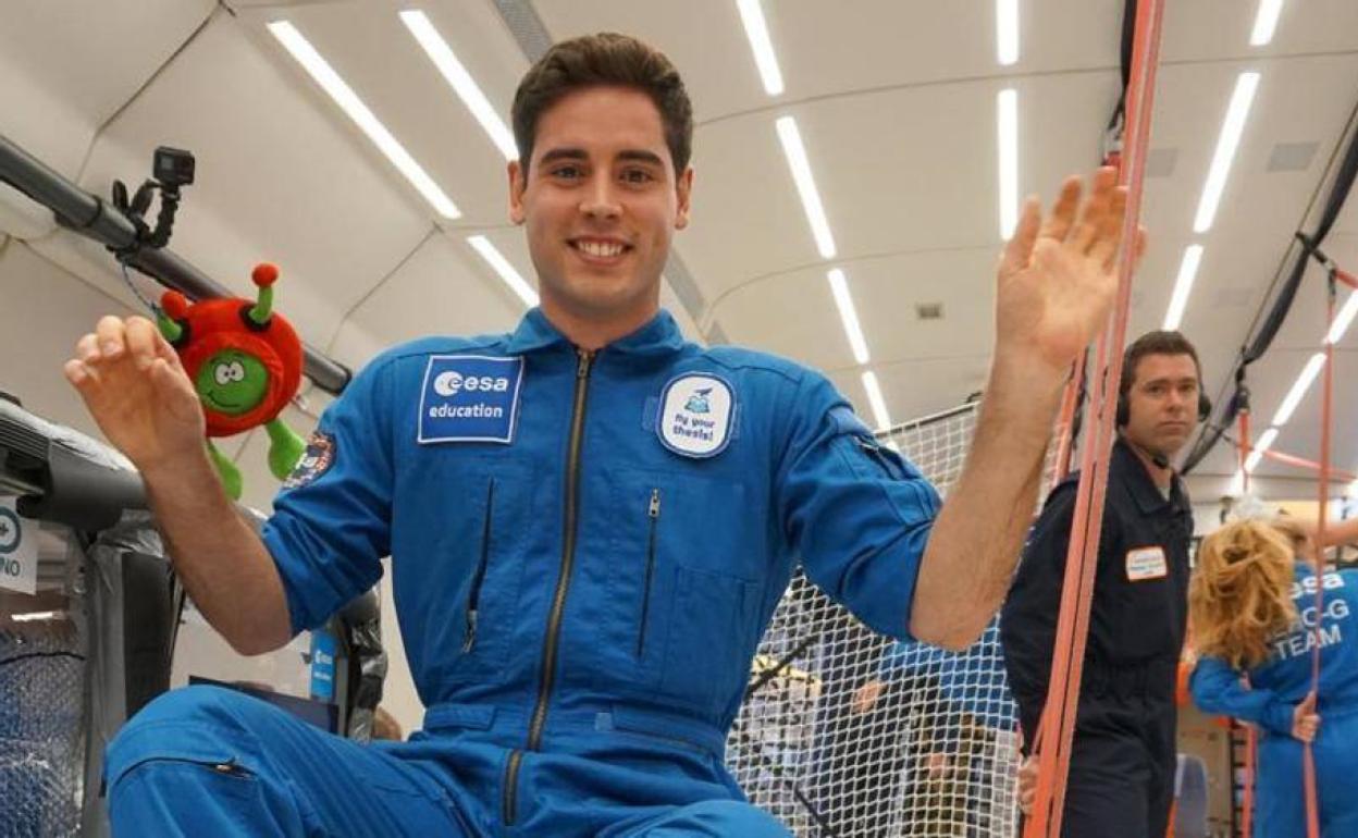 Álvaro flotando en el aire, una vez que su cuerpo ha perdido la atracción al suelo del avión