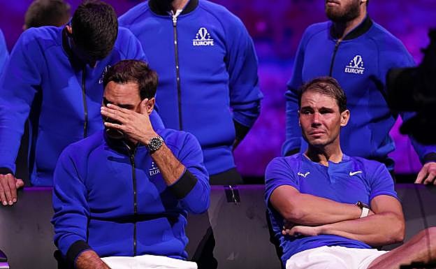 Nadal y Federer emocionados durante su despedida. 