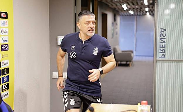 García Pimienta, antes de su comparecencia ante los medios de comunicación. 