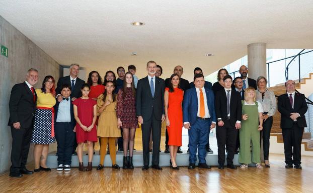 Felipe VI y Letizia con la delegación de asociados y familiares de la Asociación Activoz. 