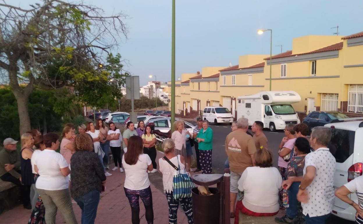Reunión de vecinos afectados por el cambio de la línea 224. 