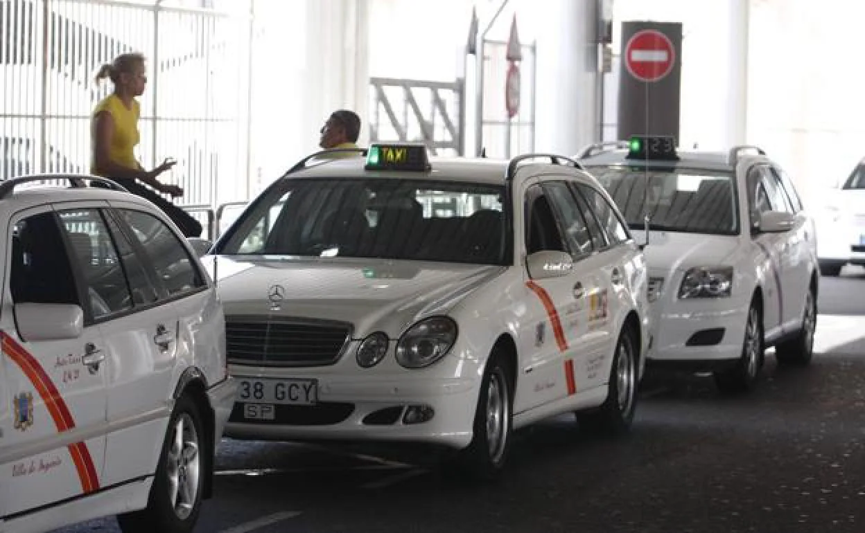 Foto de archivo de taxis de Ingenio en el aeropuerto. 