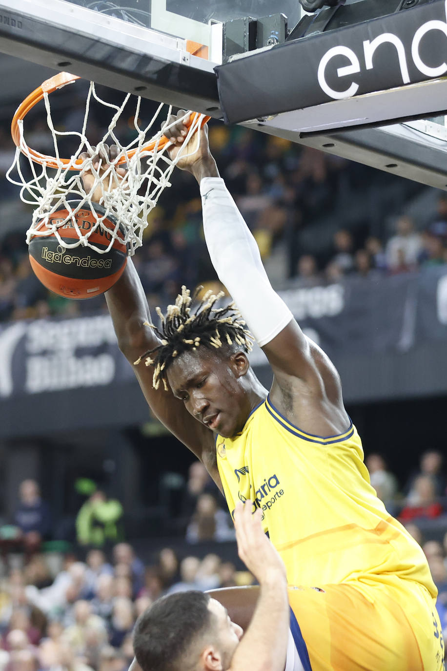 El pívot senegalés del CB Gran Canaria, Khalifa Diop, machaca el aro del Bilbao. 