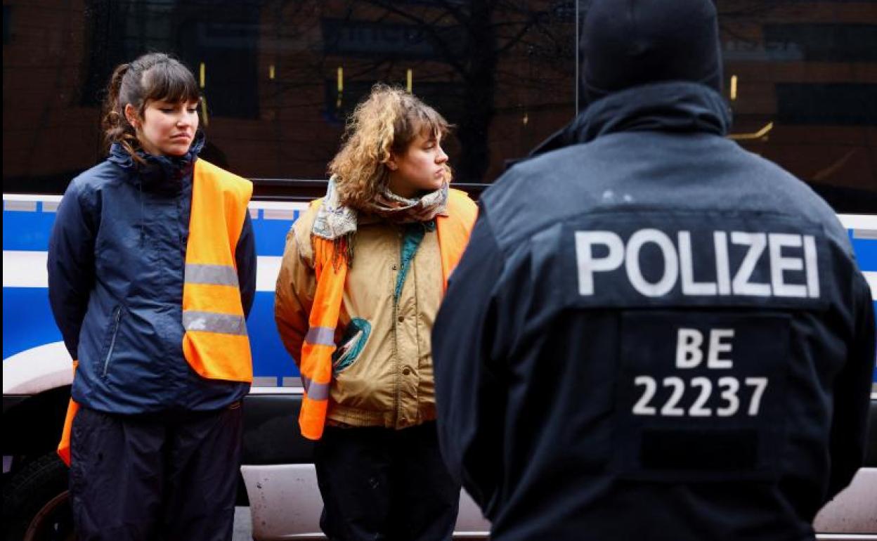 Un agente de policía alemán hace guardia en Berlín. 