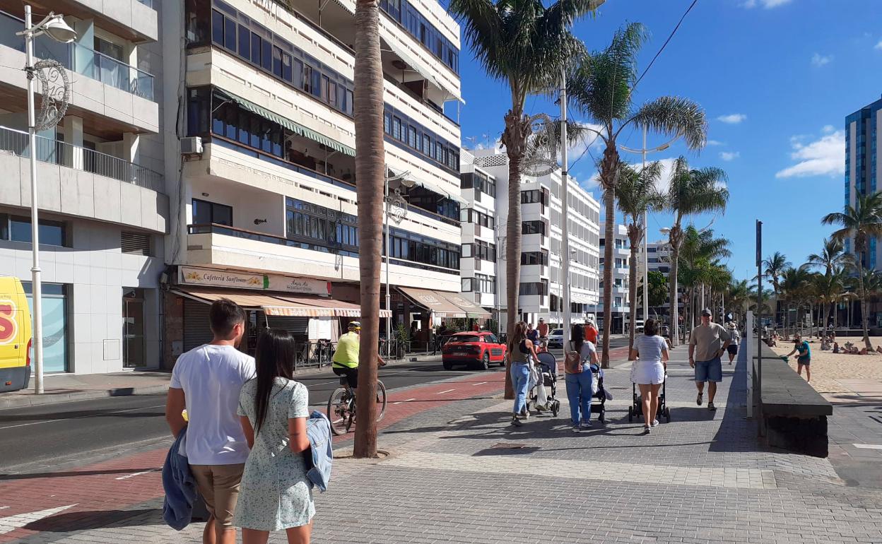 Vista de la avenida junto a la playa de El Reducto, que se transformará en peatonal en 2023. 