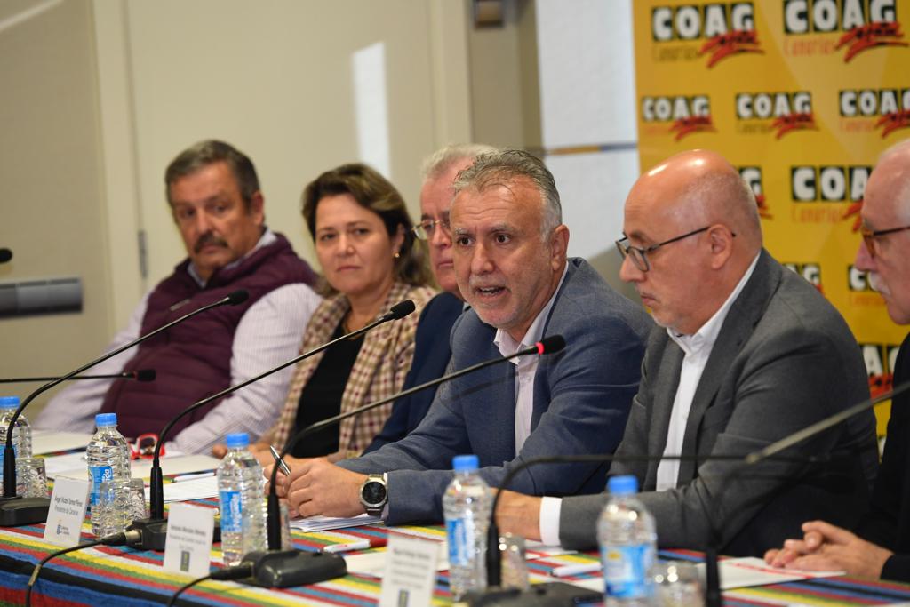 Imagen secundaria 1 - Imágenes de la rueda de prensa celebrada en Mercalaspalmas. 