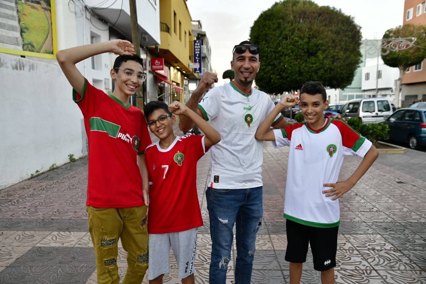 Fotos: Aficionados de Marruecos ven el partido en Vecindario