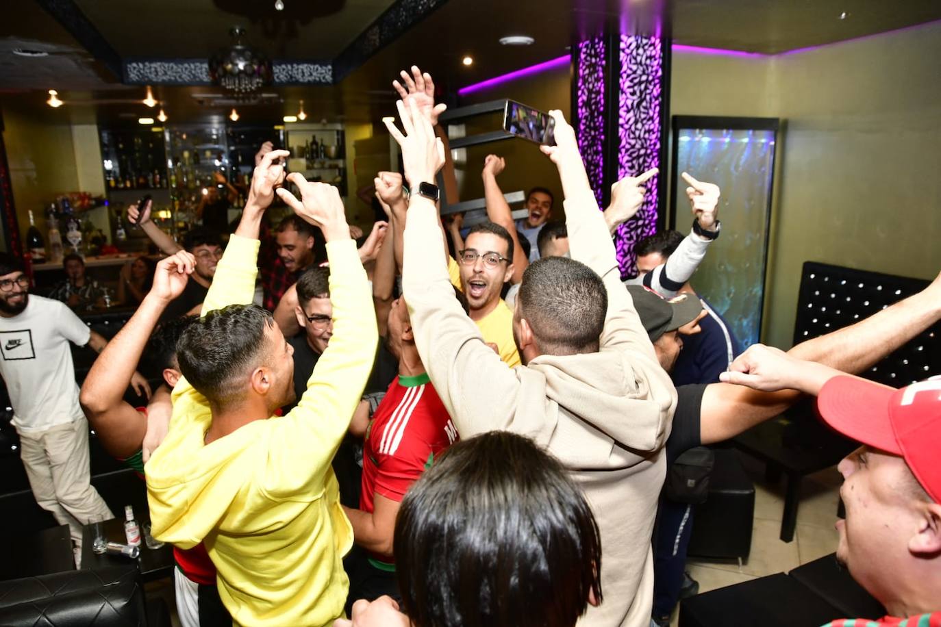 Fotos: Aficionados de Marruecos ven el partido en Vecindario