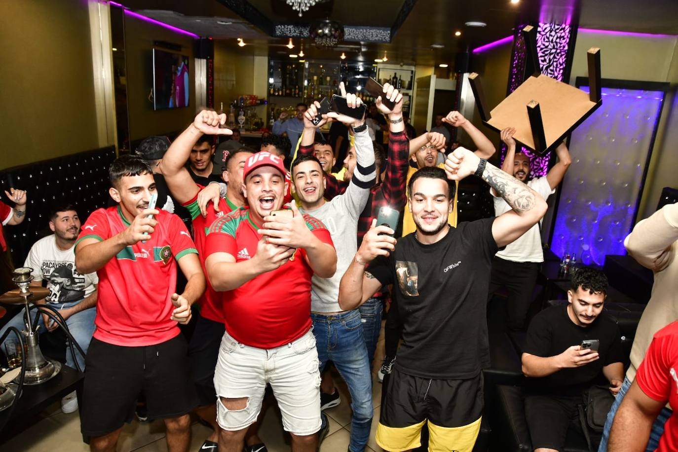 Fotos: Aficionados de Marruecos ven el partido en Vecindario