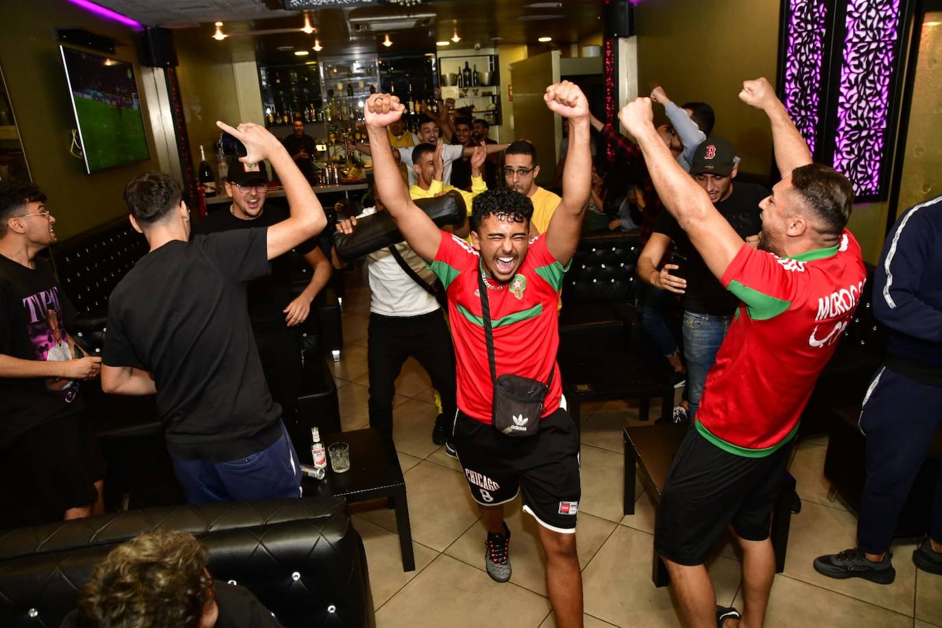Fotos: Aficionados de Marruecos ven el partido en Vecindario