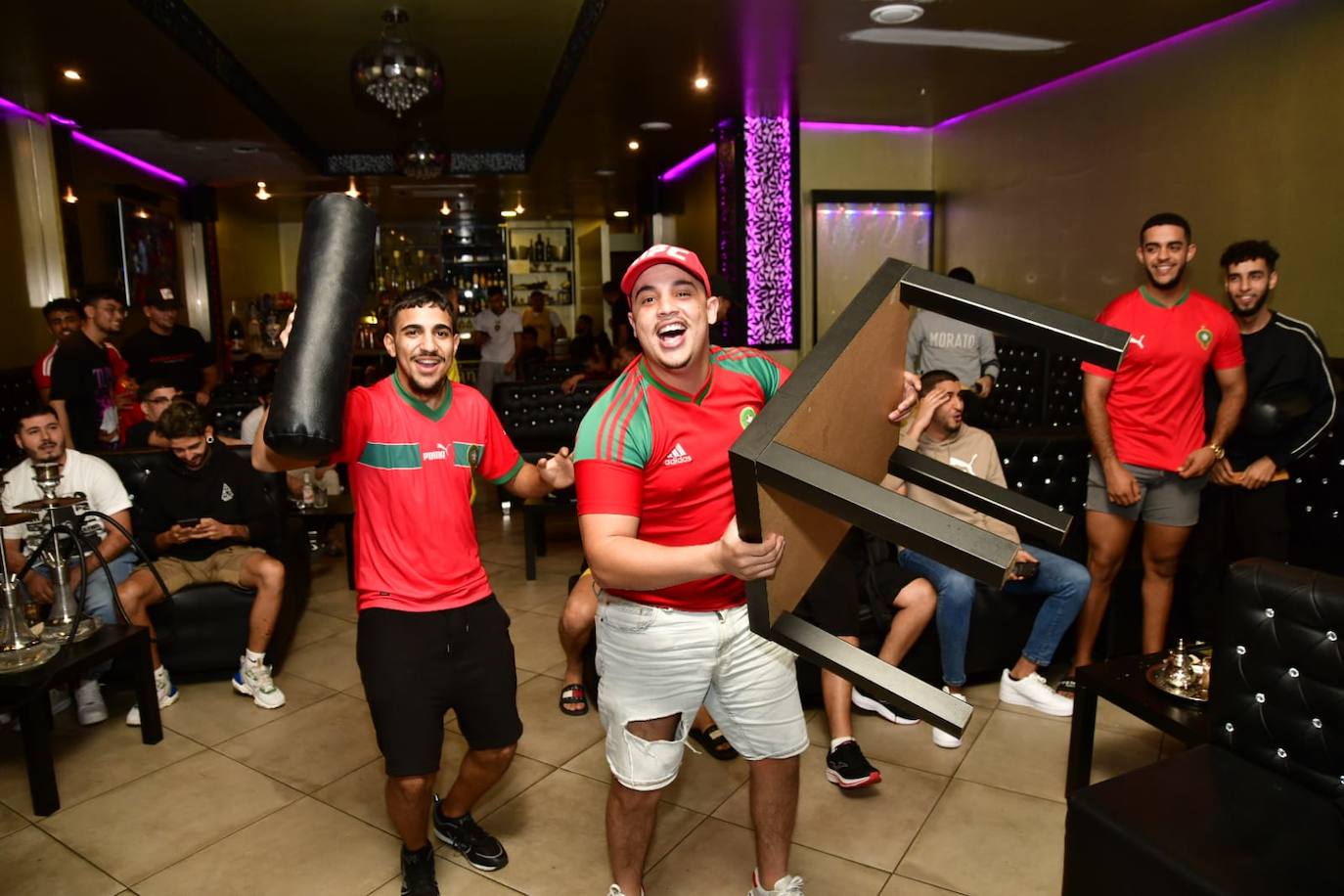 Fotos: Aficionados de Marruecos ven el partido en Vecindario