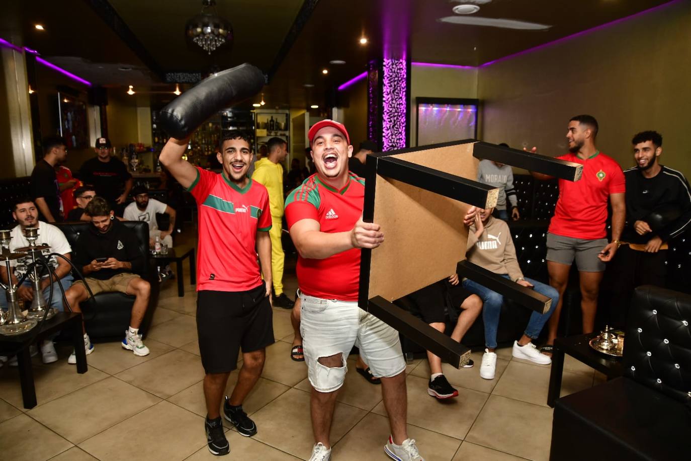 Fotos: Aficionados de Marruecos ven el partido en Vecindario