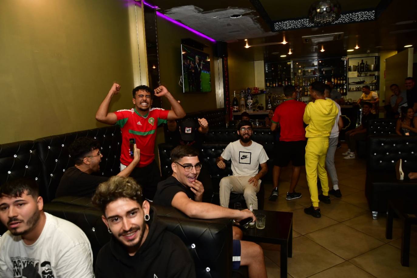 Fotos: Aficionados de Marruecos ven el partido en Vecindario