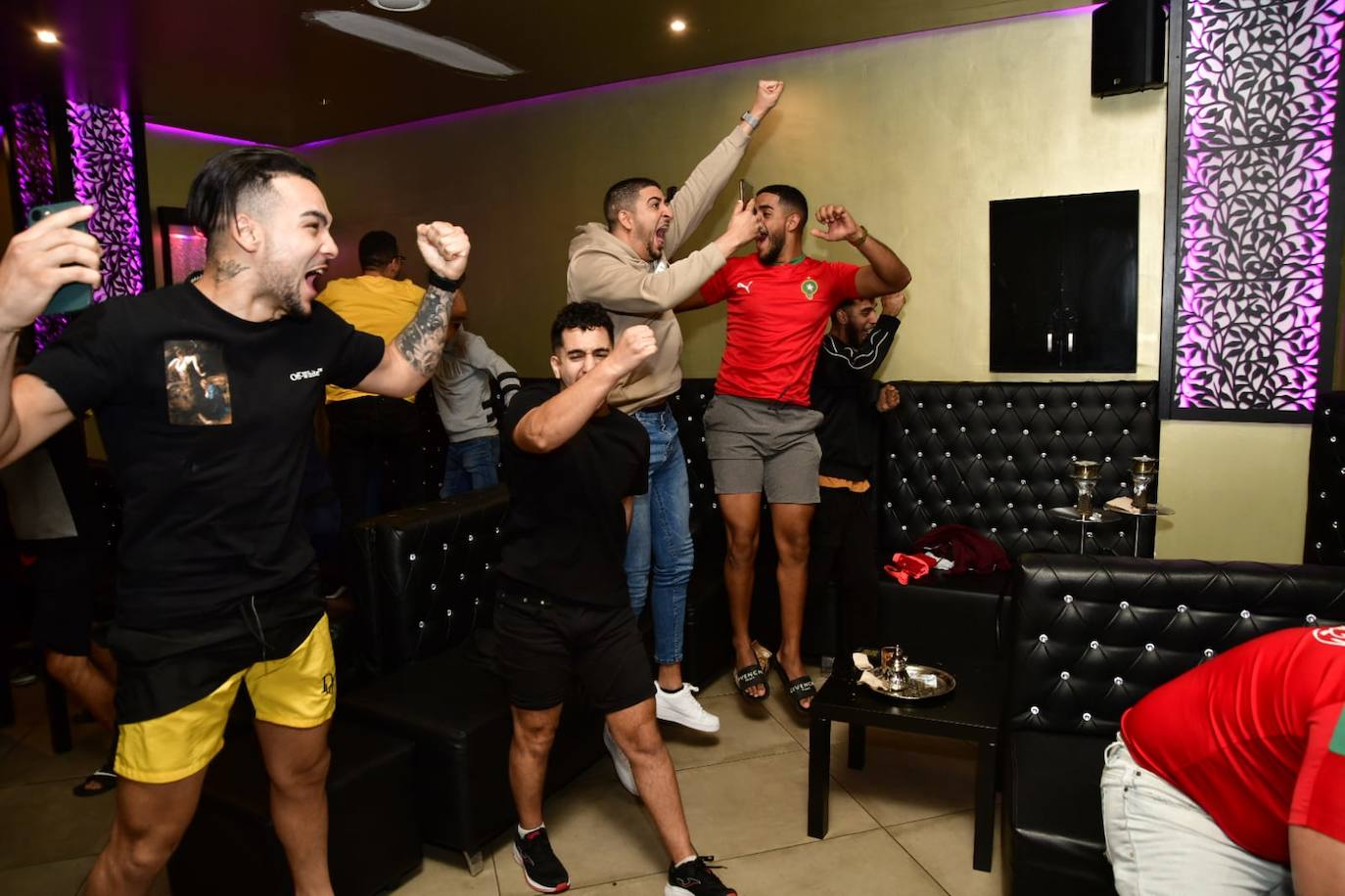 Fotos: Aficionados de Marruecos ven el partido en Vecindario