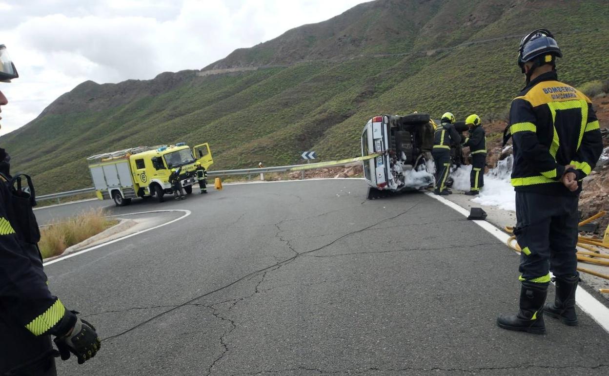Un coche vuelca tras perder los frenos en Santa Lucía de Tirajana