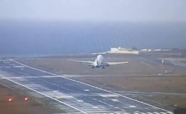El avión con destino Lanzarote decide abortar el aterrizaje. 