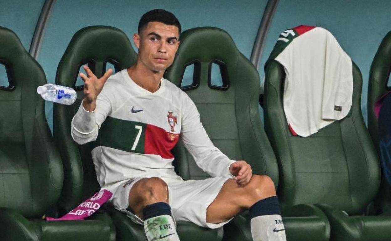 Gesto de malestar de Cristiano Ronaldo en el banquillo de Portugal. 
