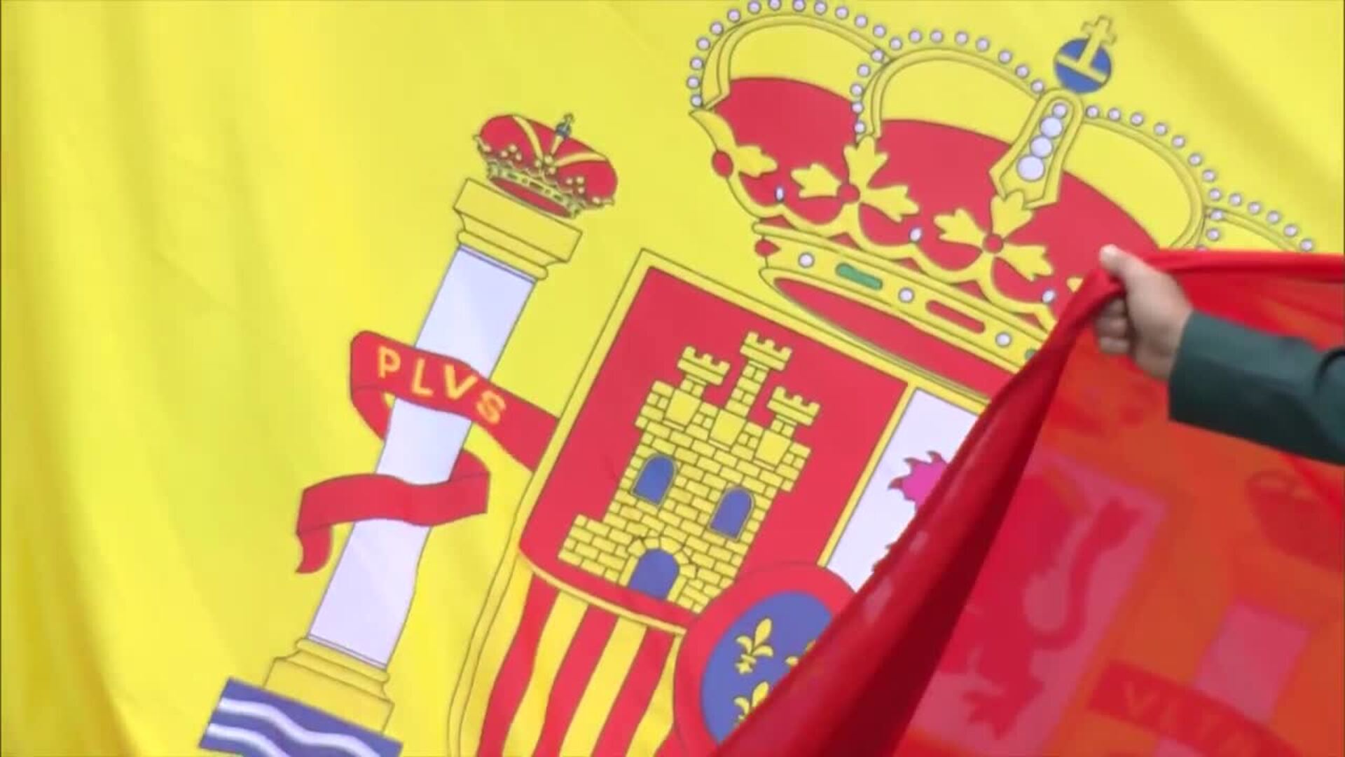 Las Fuerzas Armadas españolas izan la Bandera Nacional