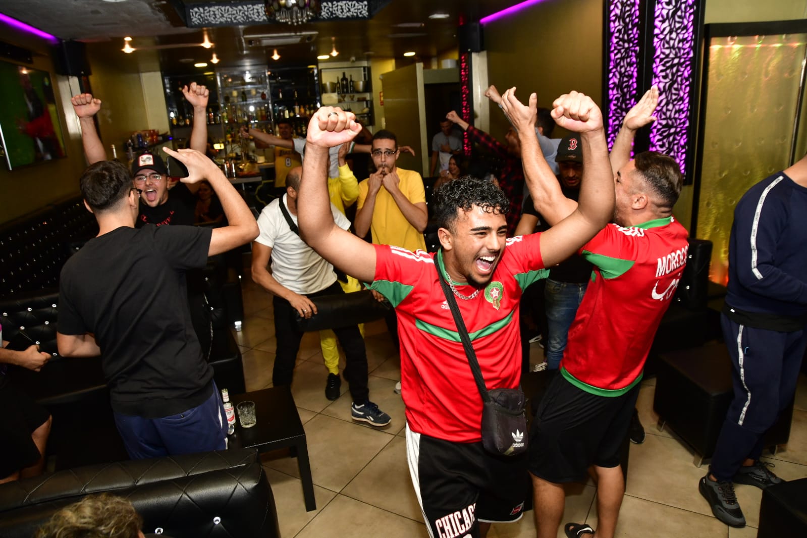 Imagen secundaria 2 - Aficionados del Marruecos celebran el paso de la selección a los cuartos de final. 