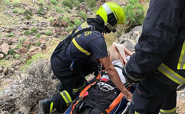 Imagen del momento en el que los bomberos llegaron a socorrer al hombre. 
