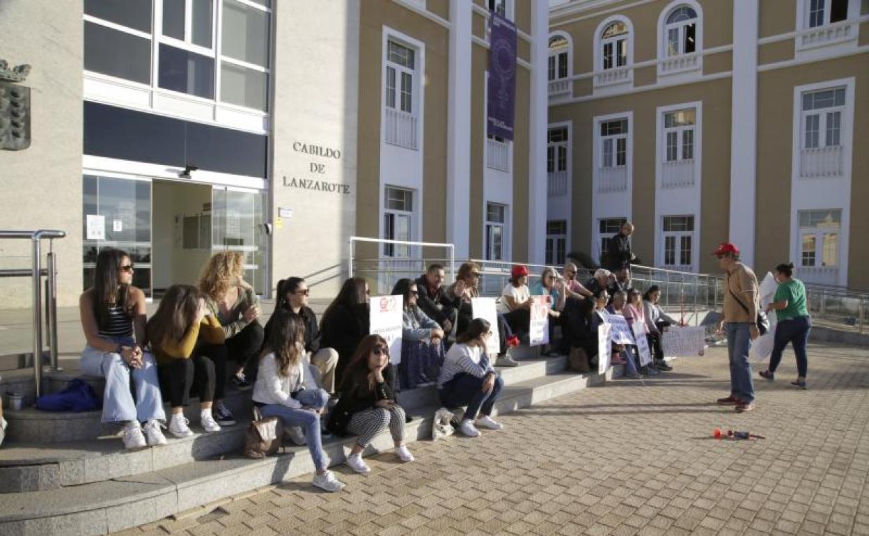 Protesta de profesionales de Adislan ante el Cabildo días atrás. 