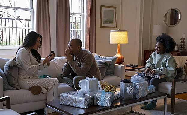 Nos encontramos ante una comedia romántica con tintes navideños. 