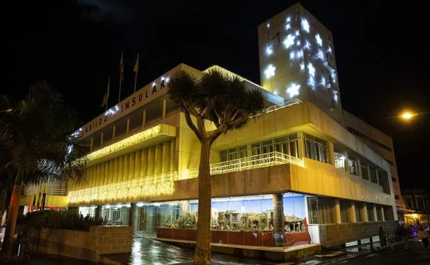 Imagen principal - Imágenes del acto de inauguración del belén y de las luces navideñas del Cabildo de Gran Canaria. 