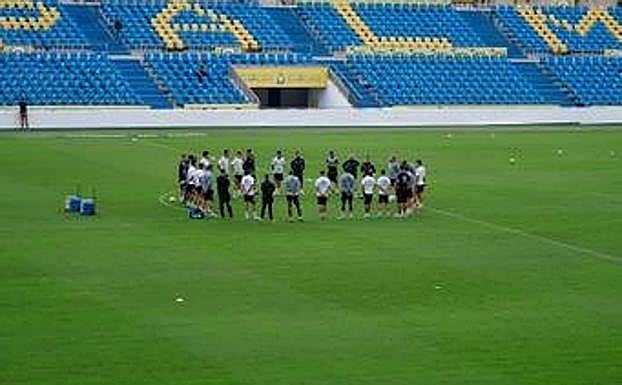 Imagen principal - Fiesta de la afición en el estadio: no faltó ni Papá Noel para ver a la UD