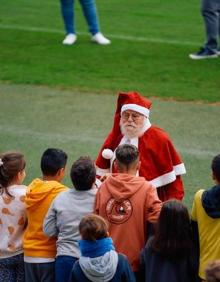 Imagen secundaria 2 - Fiesta de la afición en el estadio: no faltó ni Papá Noel para ver a la UD
