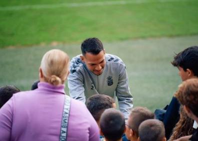 Imagen secundaria 1 - Fiesta de la afición en el estadio: no faltó ni Papá Noel para ver a la UD