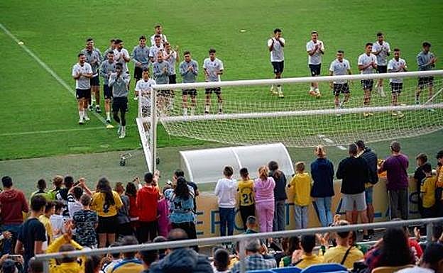 Los jugadores aplauden a los seguidores que acudieron al entrenamiento. 