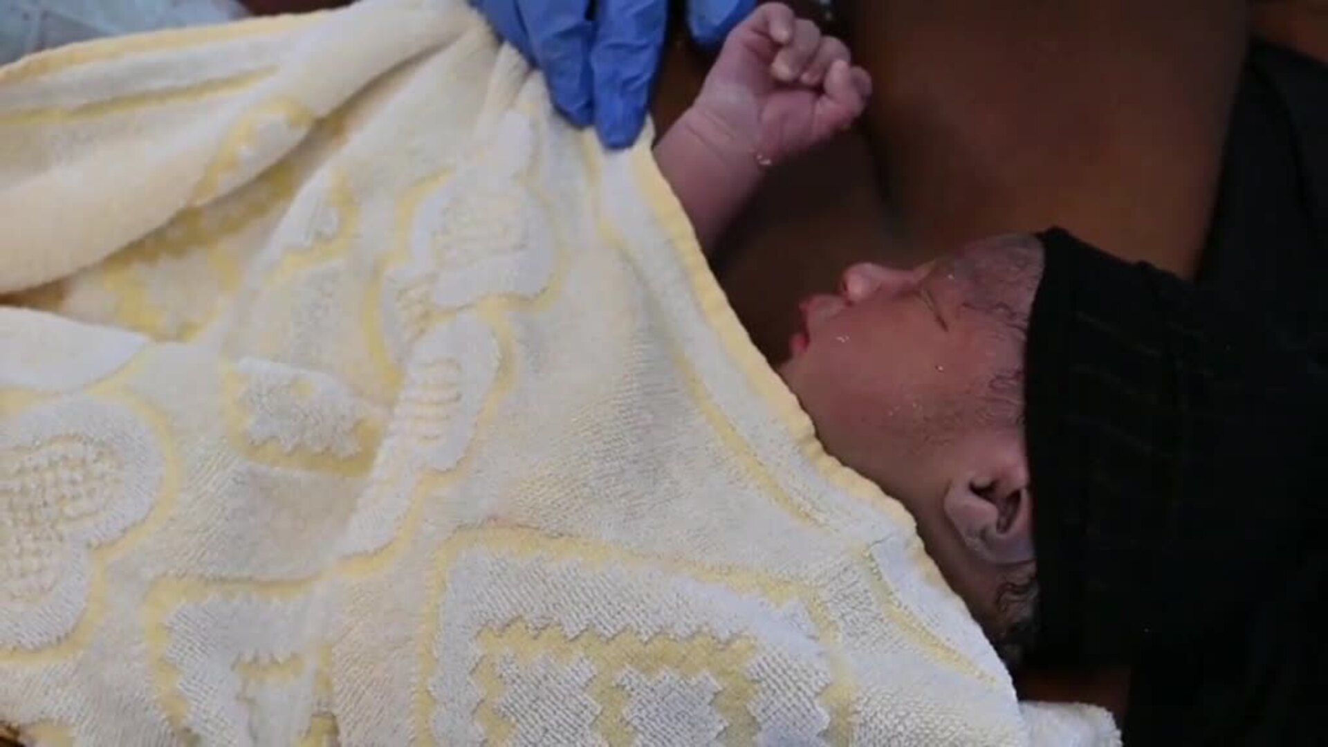 Un bebé nace a bordo del barco de una ONG en el Mediterráneo