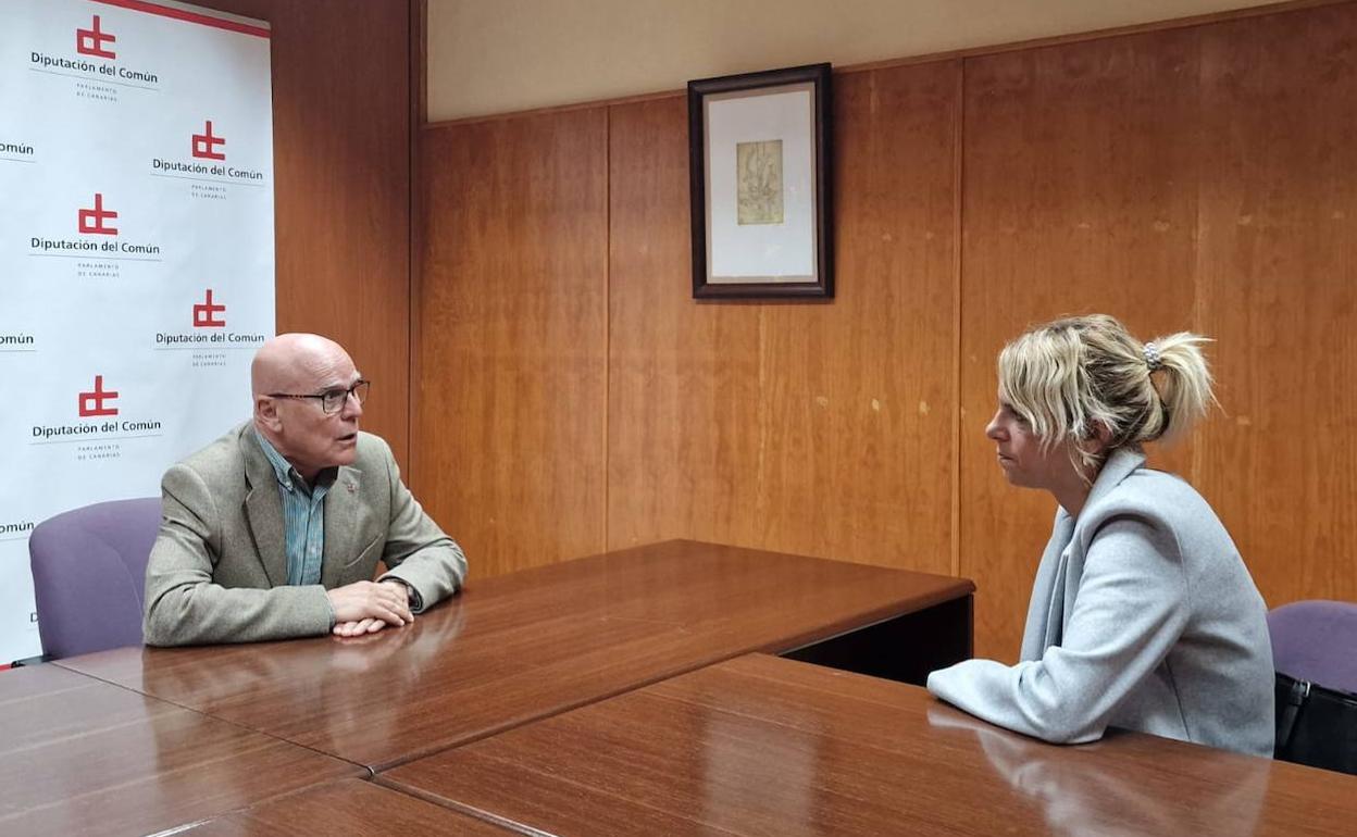 Rafael Yanes junto con Jennifer De La Rosa, la madre de Hugo. 