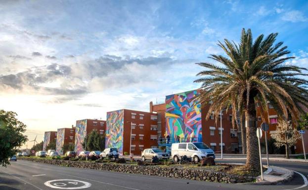 Imagen del mural 'Vidrieras' en la Urbanización La Paz, en el Polígono de Arinaga.
