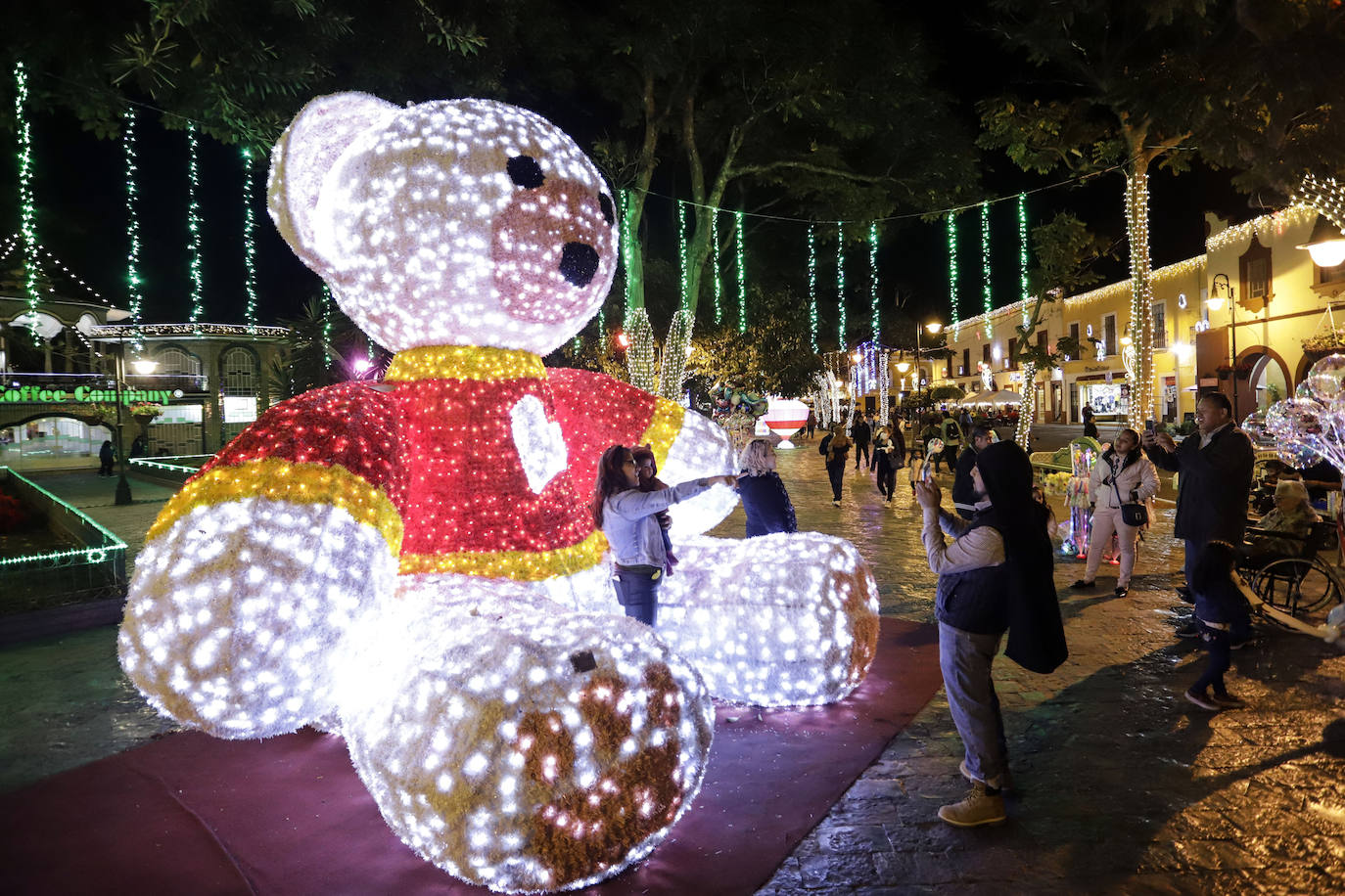 Visitantes observan las luces navideñas en Atlixco, estado de Puebla, Mexico. 