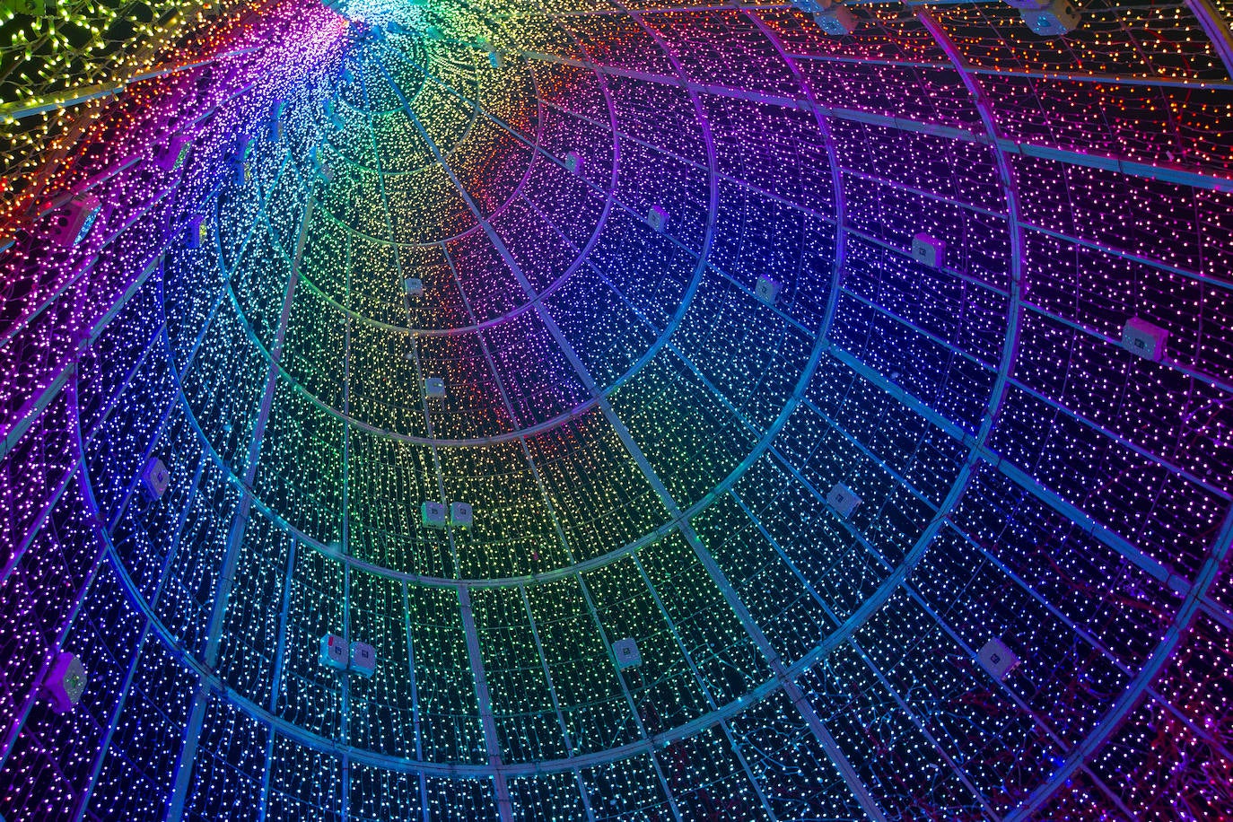 Encendido en oleadas de once millones de luces led en Vigo, España.