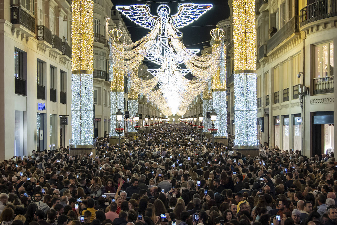 Miles de personas que asisten al alumbrado de Navidad en la calle Larios, en Málaga, España. 
