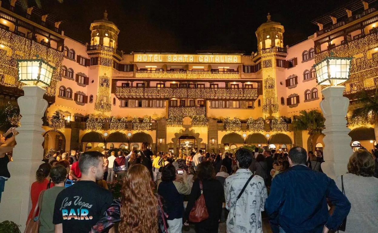 Así luce el Hotel Santa Catalina con más de 23.000 luces led para recibir la Navidad. 