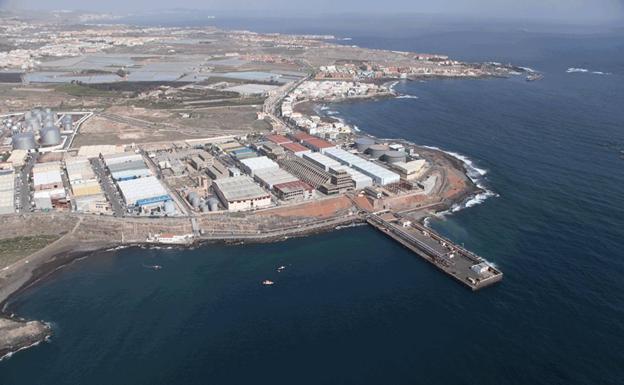 Vista general del puerto de Salinetas y la playa de Aguadulce, al sur de las instalaciones portuarias. 