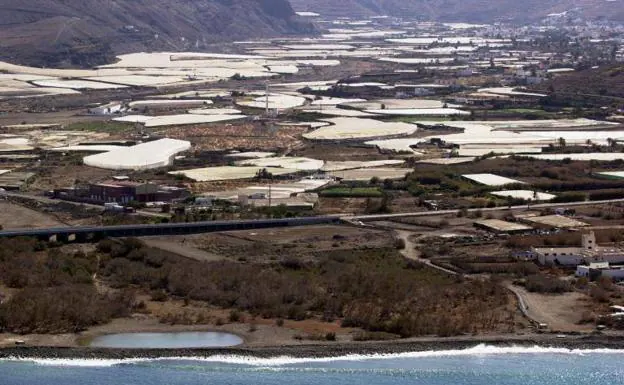 Vista de la costa y el valle de La Aldea de San Nicolás, con El Charco en primer término. 