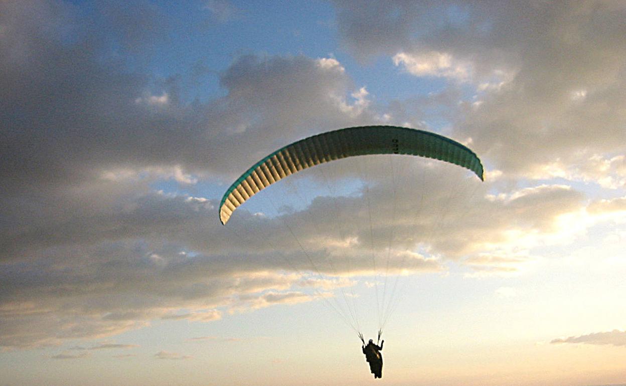 Imagen de archivo de un parapente, sin relación con la noticia. 