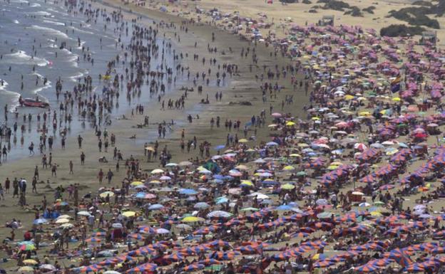 La orilla de la playa de Maspalomoas durante una jornada de verano. 