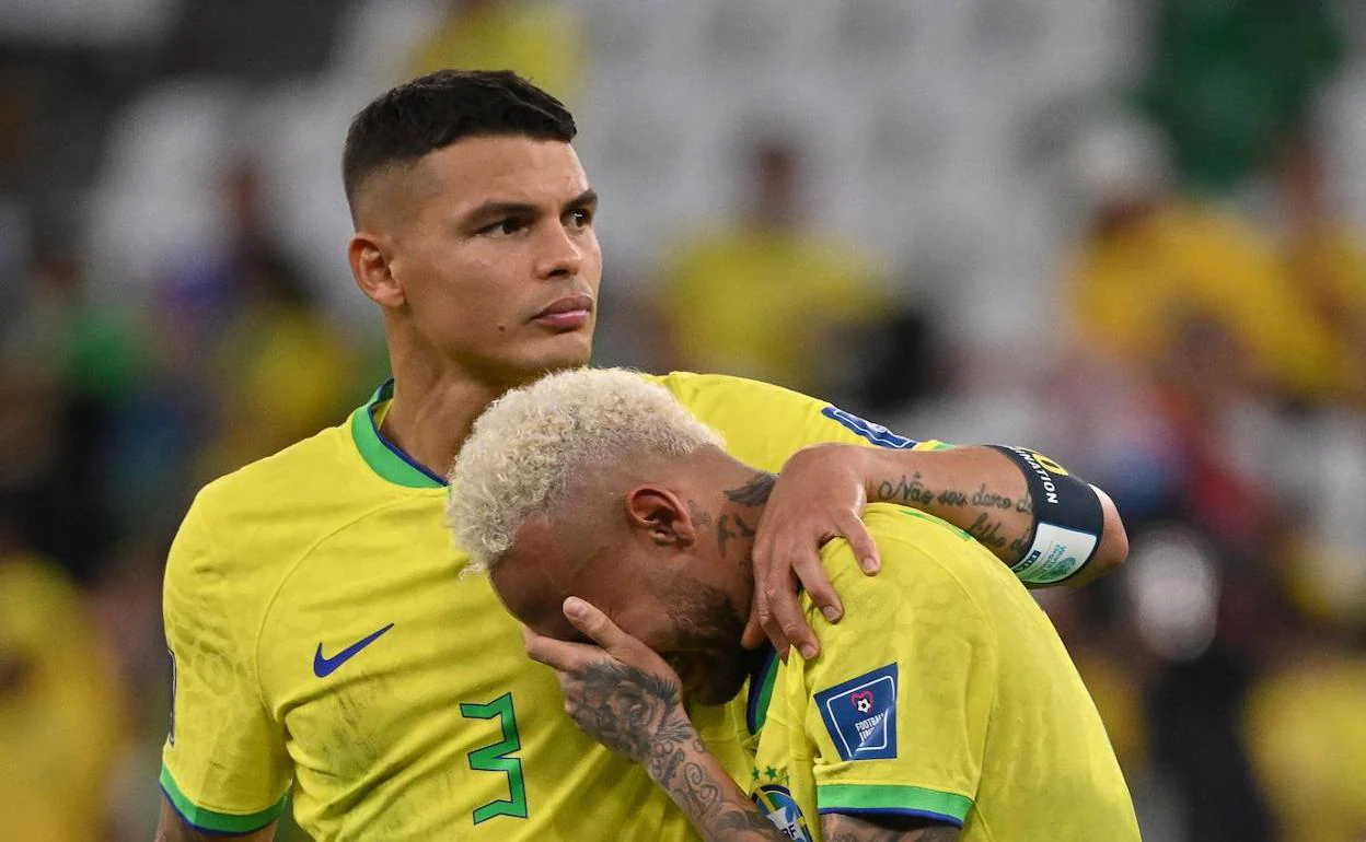 Thiago Silva consuela a Neymar.