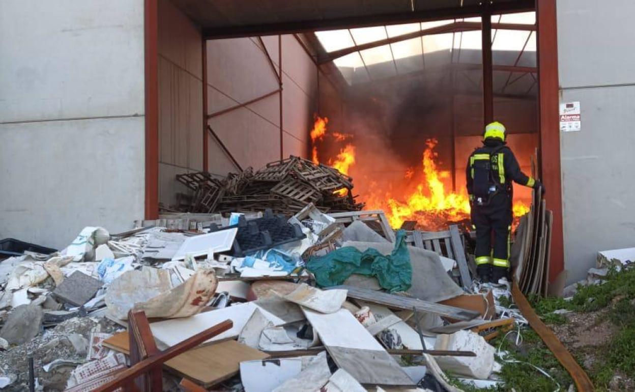 Una de las imágenes del incendio desatado en la tarde de este domingo en El Goro. 