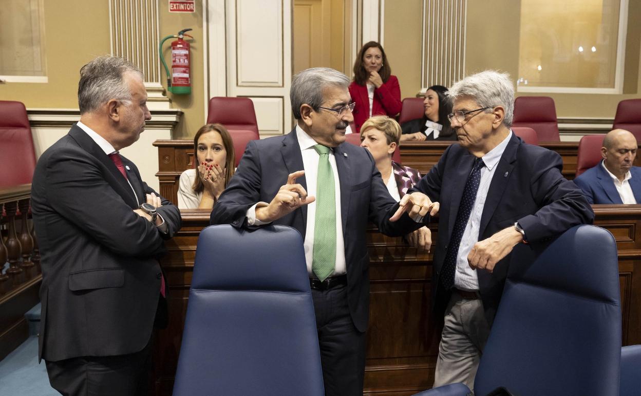 Ángel Víctor Torres, Román Rodríguez (c) y Julio Pérez (i) ayer en el Parlamento. 