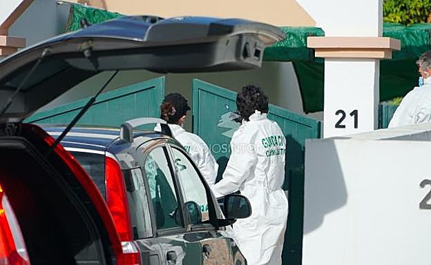 Los agentes de la judicial de la Guardia Civil, el domingo, durante su investigación. 
