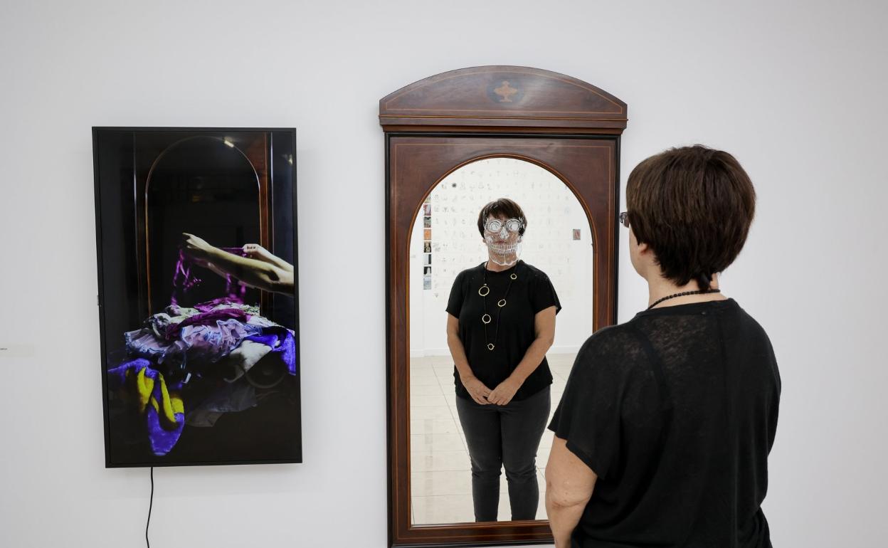 La artista visual grancanaria Mariví Gallardo, ante dos de sus piezas de la exposición '¿Aceptar todo y cerrar', en la Fundación Francis Naranjo. 
