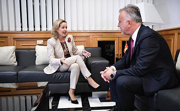 Imagen principal - Nadia Calviño califica de «hito histórico» la celebración de la cumbre de la OCDE en Gran Canaria