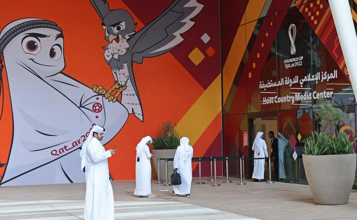 Cataríes llegan a una conferencia del Comité Supremo de Entrega y Legado de Qatar antes del Mundial 2022 en Doha. 